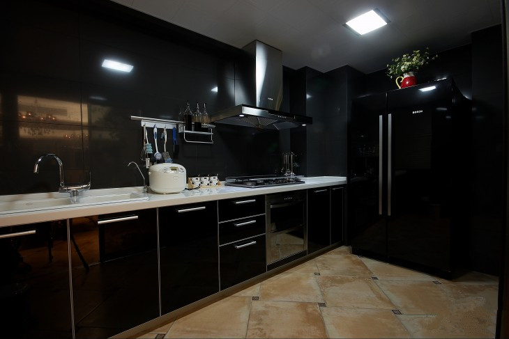黑色廚房裝修設(shè)計(jì)